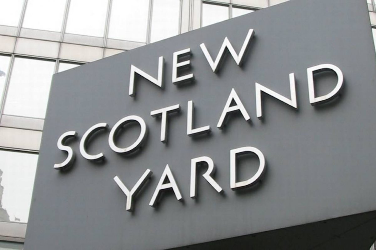Policiais abrem mão de porte de armas após colega ser acusação de homicídio de jovem negro, em Londres