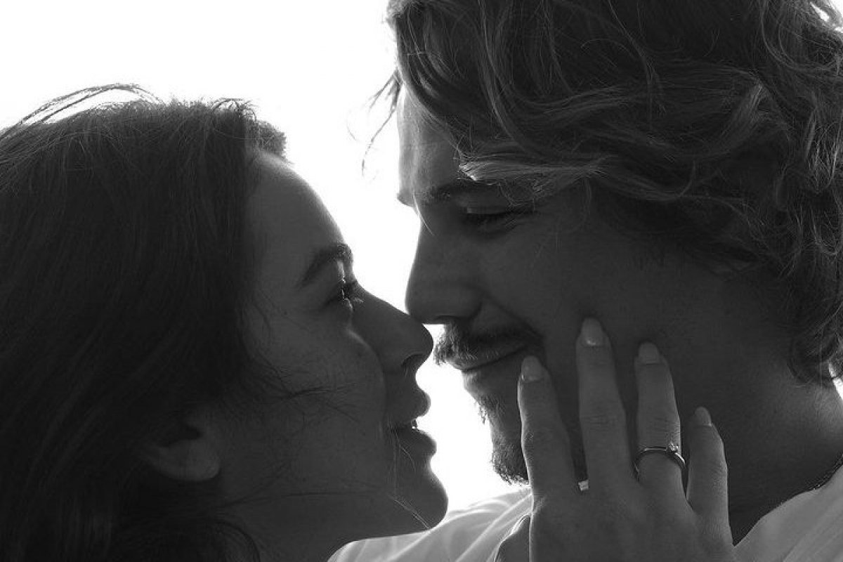 Rômulo Arantes Neto escolhe praia da Bahia para pedir Mari Saad em casamento! 