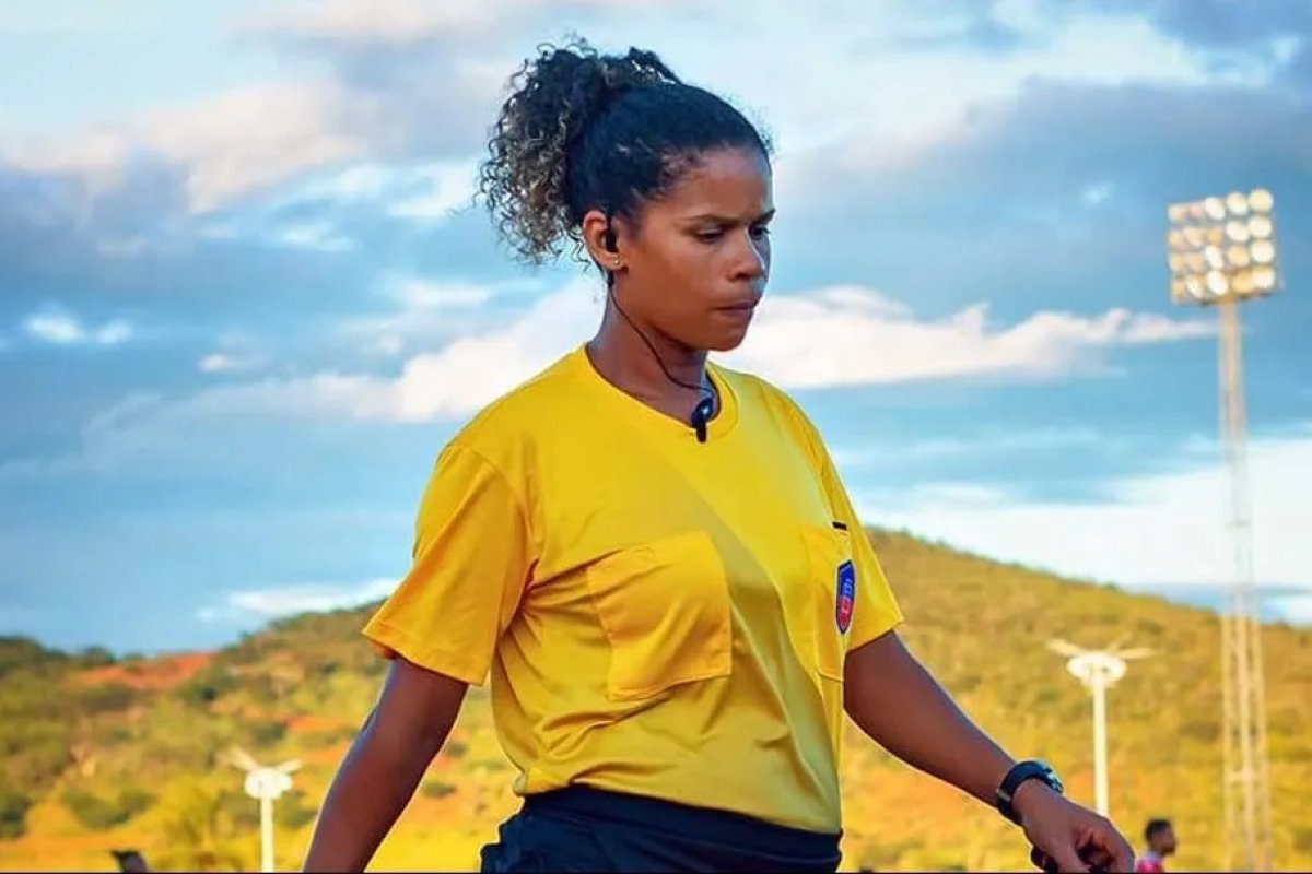 Bandeirinha morre após se sentir mal durante partida de futebol na Bahia 