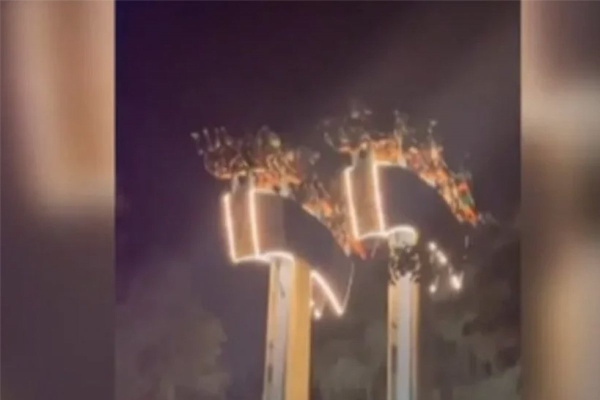 Vídeo: visitantes ficam presos de cabeça para baixo em brinquedo no Canadá