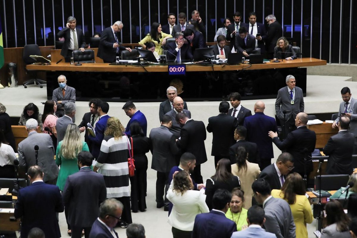 Relator da PEC da Anistia muda redação para que partidos repassem 'no mínimo' 20% a negros
