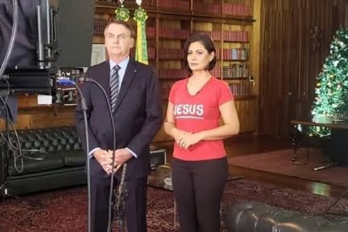 Ao lado de Michelle, Bolsonaro diz em pronunciamento que ano termina 'sem denúncias de corrupção'