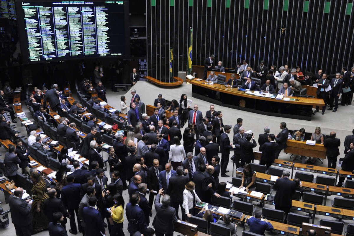 Comissão da Câmara avalia cota de 15% para mulheres nos parlamentos em 2024
