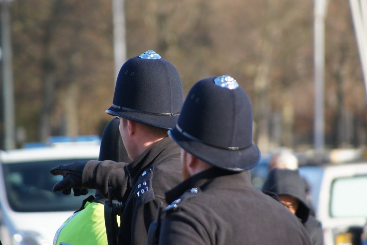 Policiais de Londres devolvem porte de arma por medo de processos