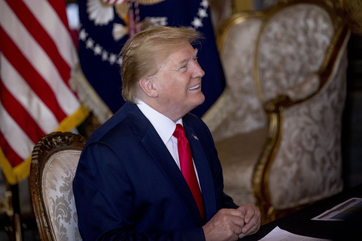 Trump ironiza ameaça da Coreia do Norte em dar aos EUA um 'presente de Natal'
