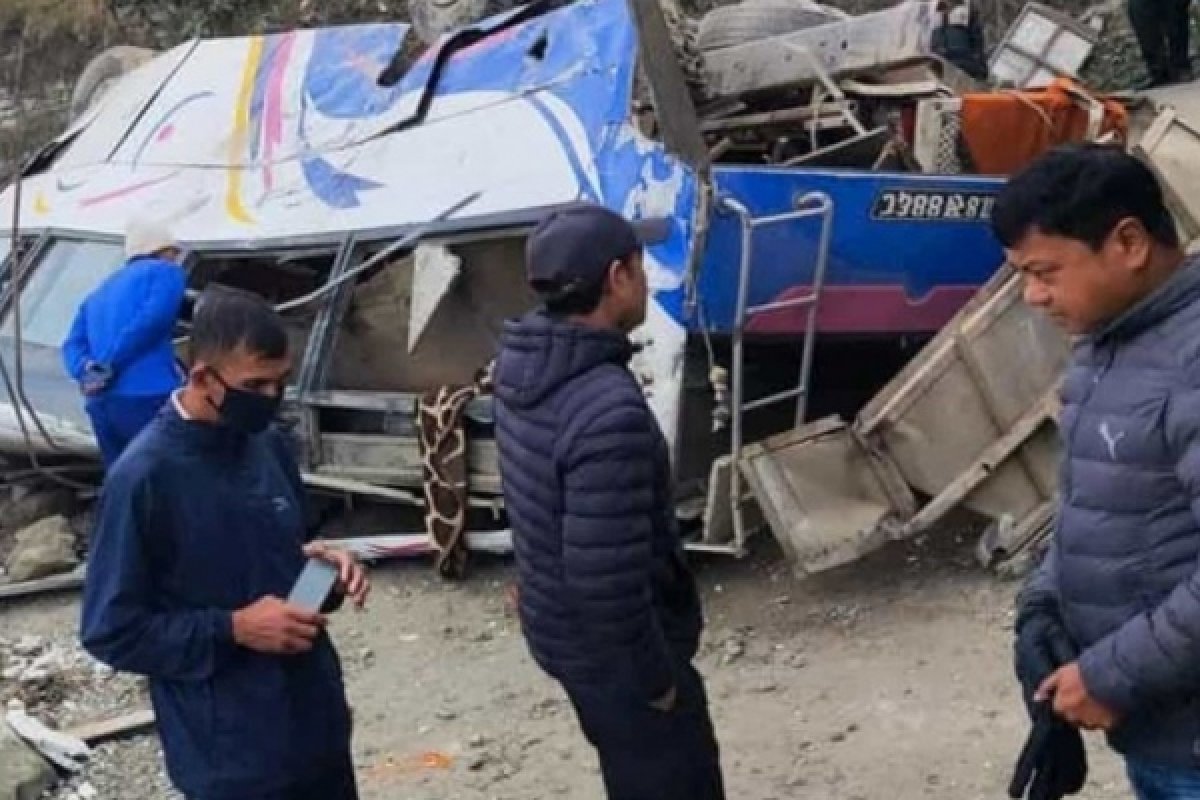 Ônibus cai em barranco com mais de 100 metros e deixa 27 pessoas mortas