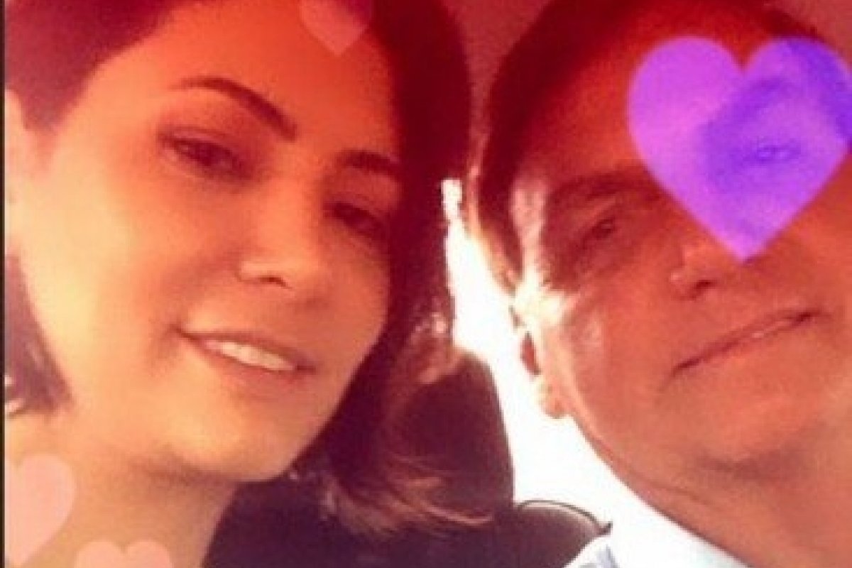 Após receber alta, Jair Bolsonaro aparece em foto com Michelle 
