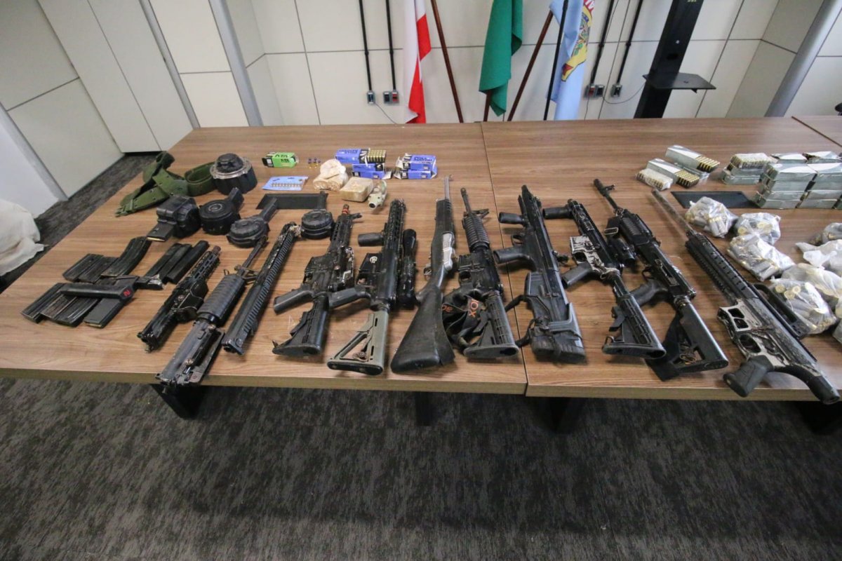 Homem responsável por comprar armamento pesado para facção criminosa tem prisão relaxada pela Justiça 