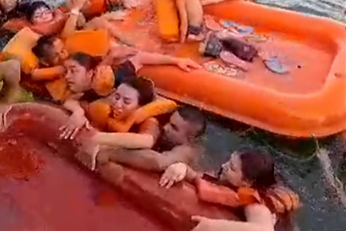 Vídeo: Barco naufraga com mais de 30 alunos de universidade do Pará e todos sobrevivem
