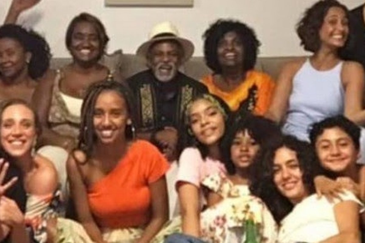 Poderosa: Camila Pitanga reúne a filha, a namorada e o ex-marido em noite de Natal 