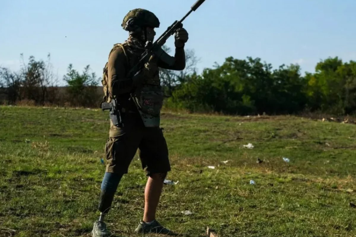 Soldado ucraniano que teve perna amputada na guerra contra Rússia volta à linha de frente