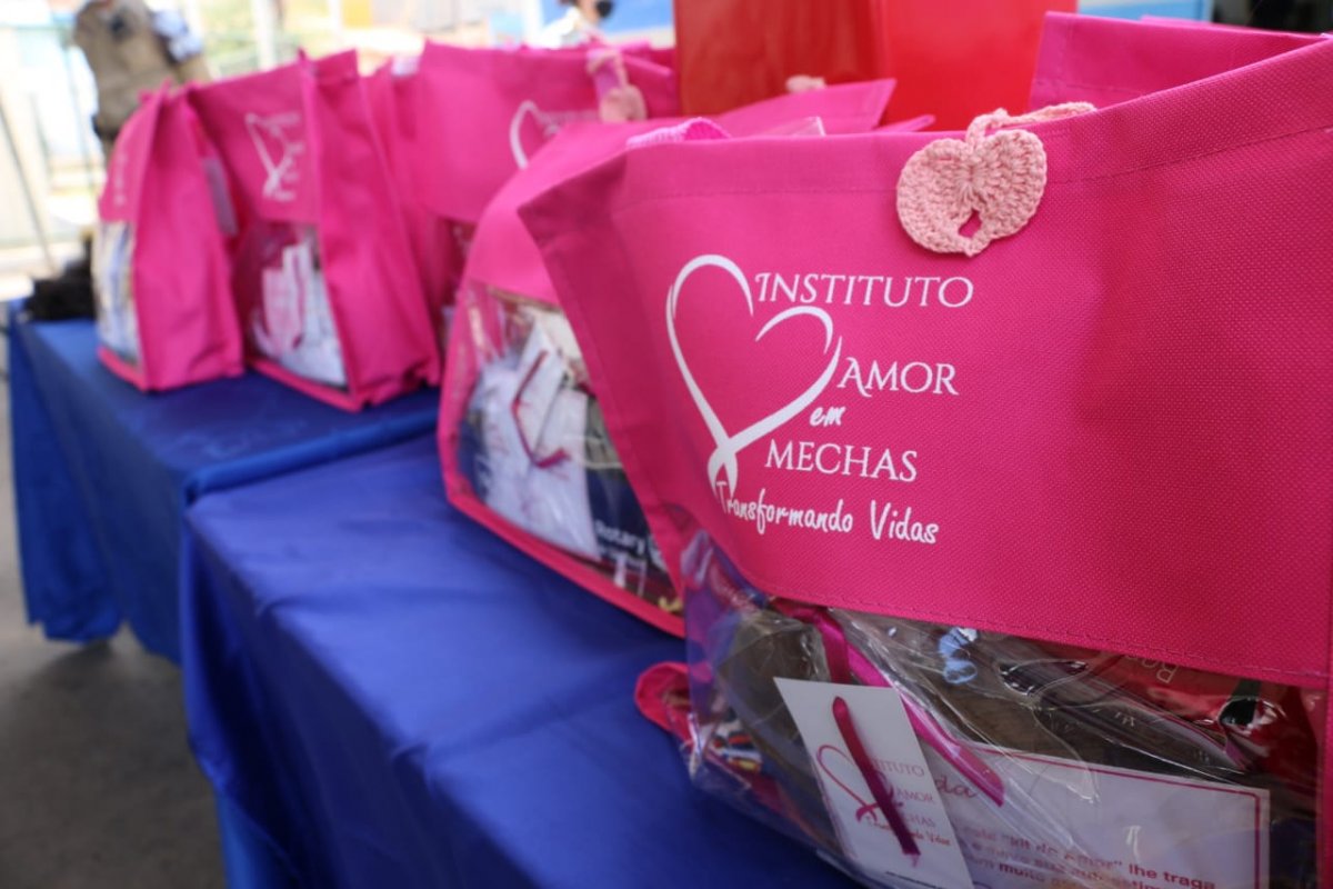 Outubro Rosa: Shopping da Bahia recebe doações de cabelos, lenços e turbantes 