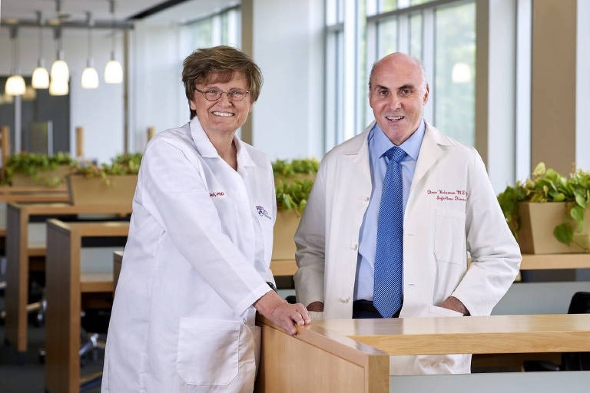 Dupla de cientistas recebe Nobel de Medicina por vacina contra Covid-19
