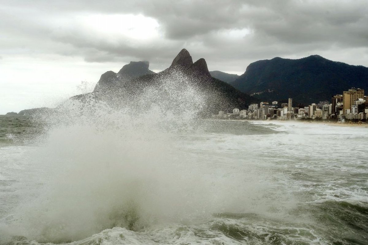  Turistas são levados por onda ao fazerem selfie em praia do Rio de Janeiro