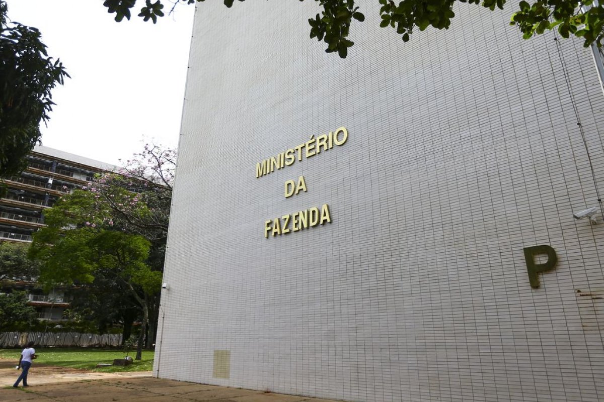 Governo Lula estuda mudança contábil que reduz base de cálculo do piso da Saúde