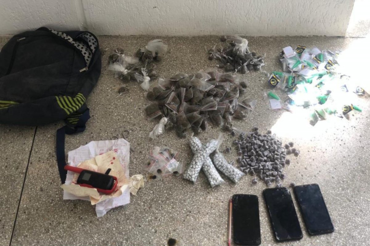 Adolescentes são apreendidos com 800 porções de drogas em Pernambués