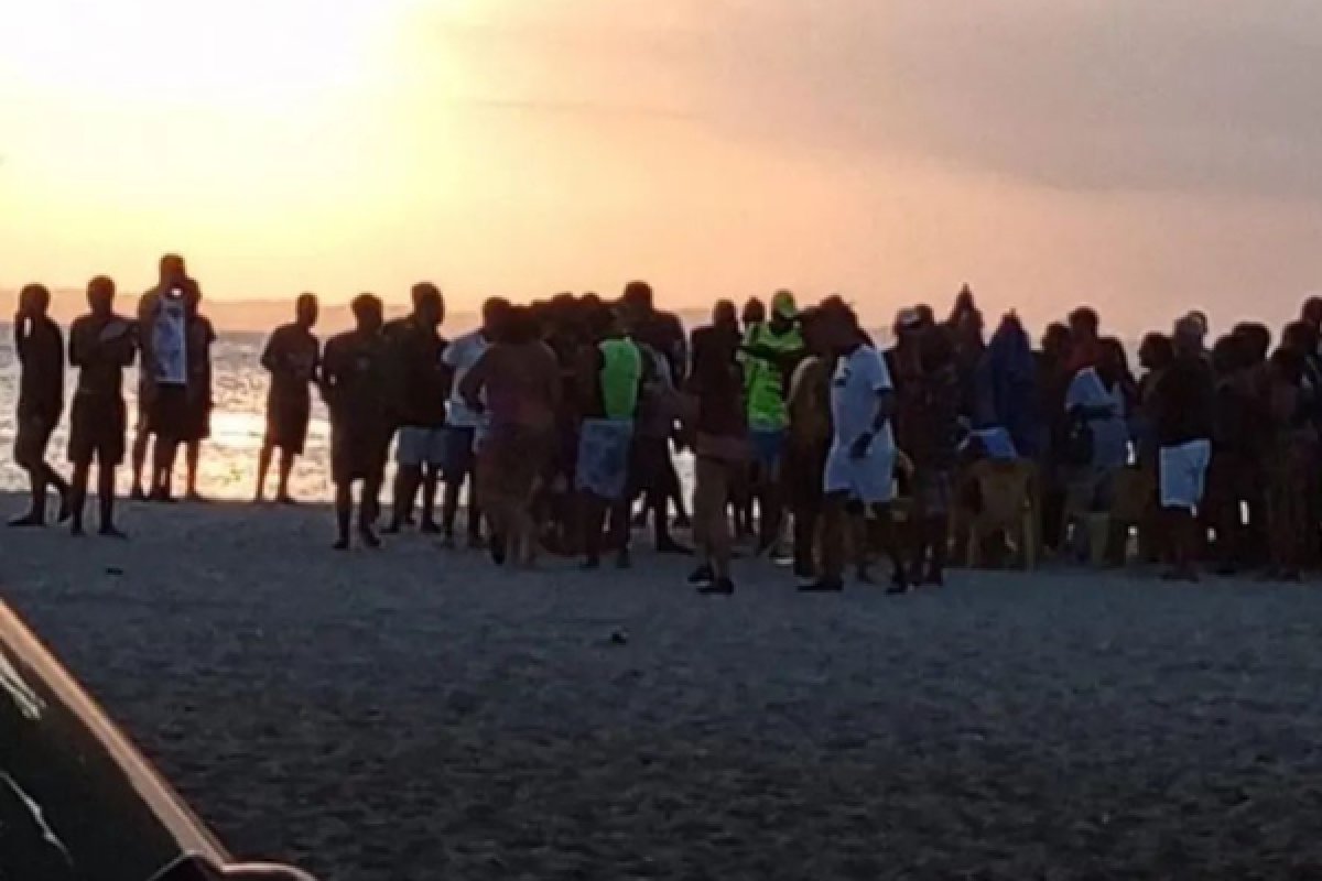 Homem é assassinado em ataque a tiros na praia da Ribeira