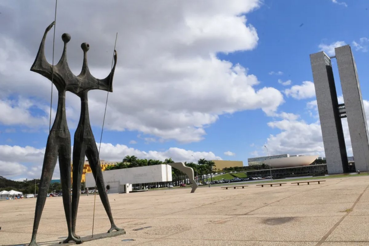 Praça dos Três Poderes deve permanecer sem grades, afirma Iphan 