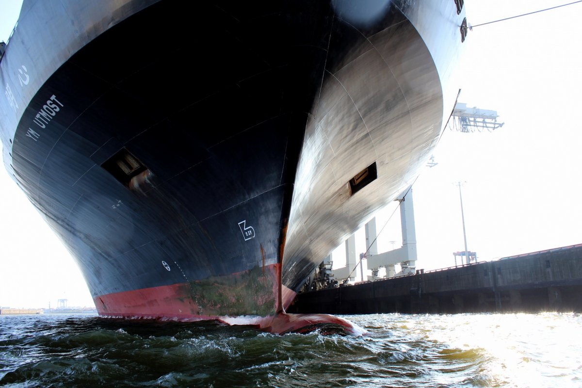 Navio é inspecionado pela Receita Federal como ação de combate ao tráfico de drogas