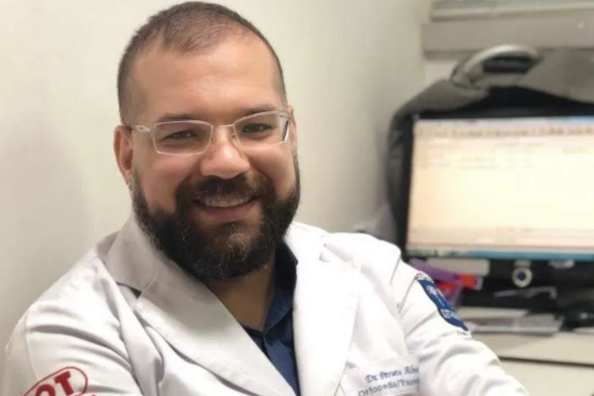Corpo de médico baiano morto em atentado no Rio chega é velado por familiares na Bahia