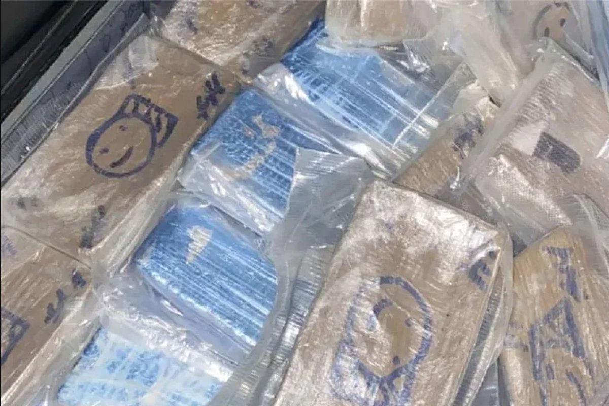 Polícia encontra corpo e 21 quilos de drogas em veículo às margens da BR-324 na Bahia