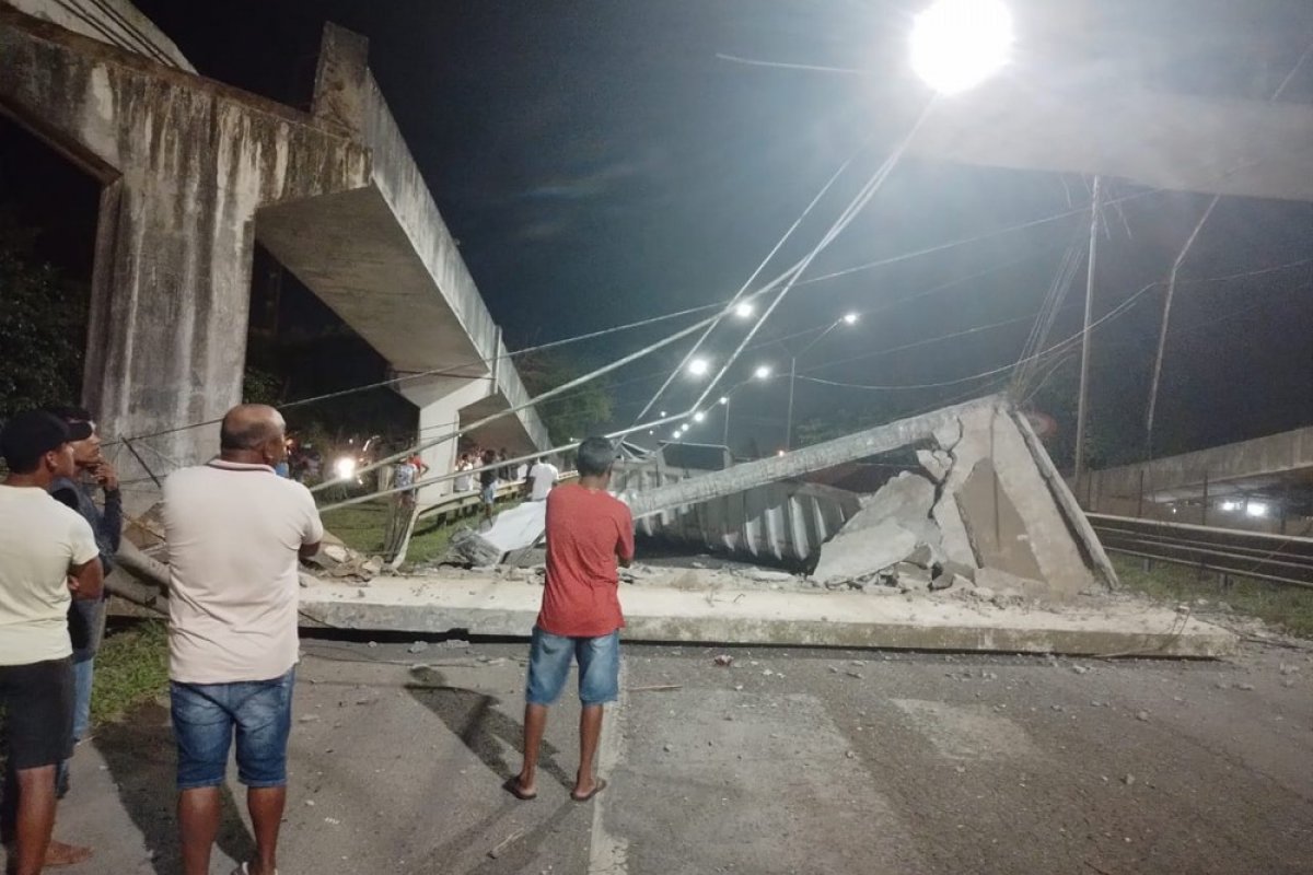 Caçamba derruba parte de passarela na BR-324, em Conceição do Jacuípe 