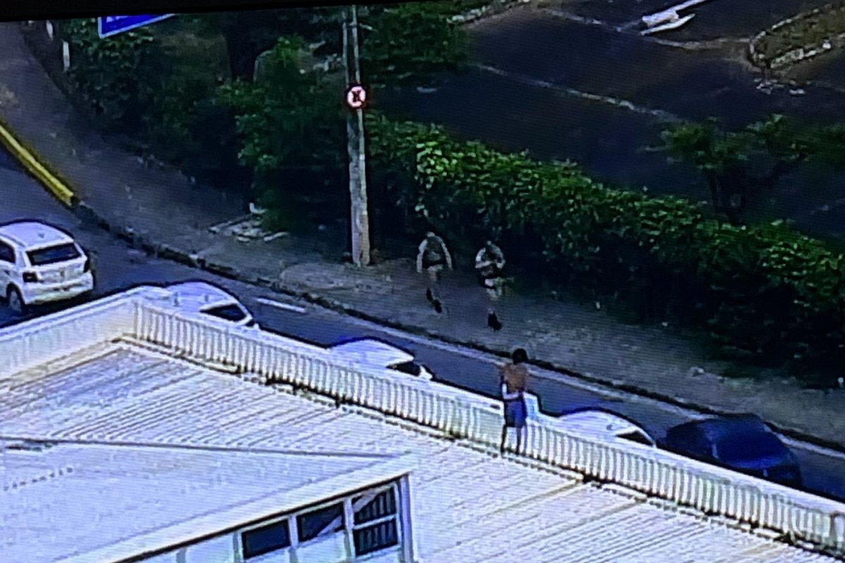 Homem joga objetos do telhado da estação do metrô da rodoviária na avenida Tancredo Neves
