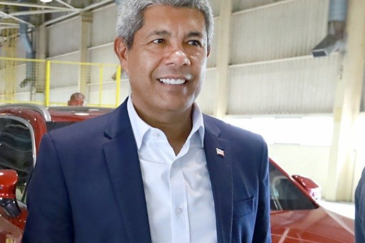 Jerônimo assina projeto de lei para isentar IPVA de veículos elétricos na Bahia