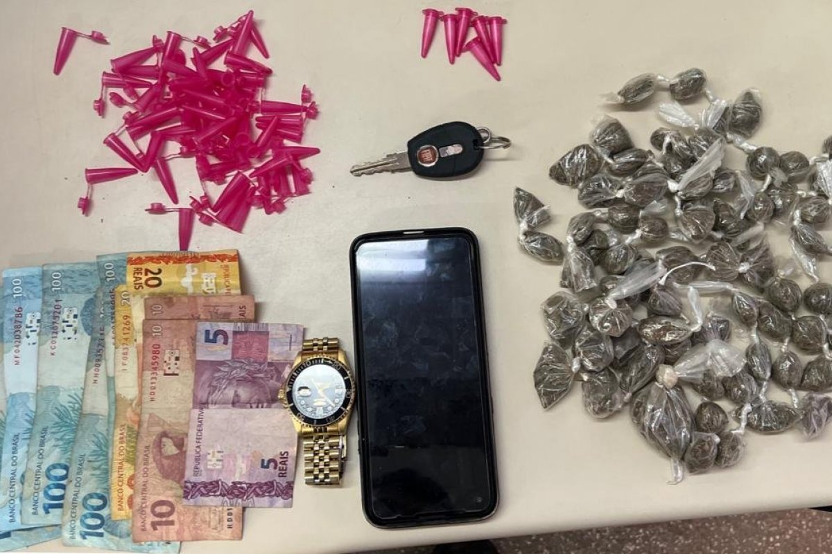 Drogas são apreendidas pela PM no bairro do Costa Azul, em Salvador