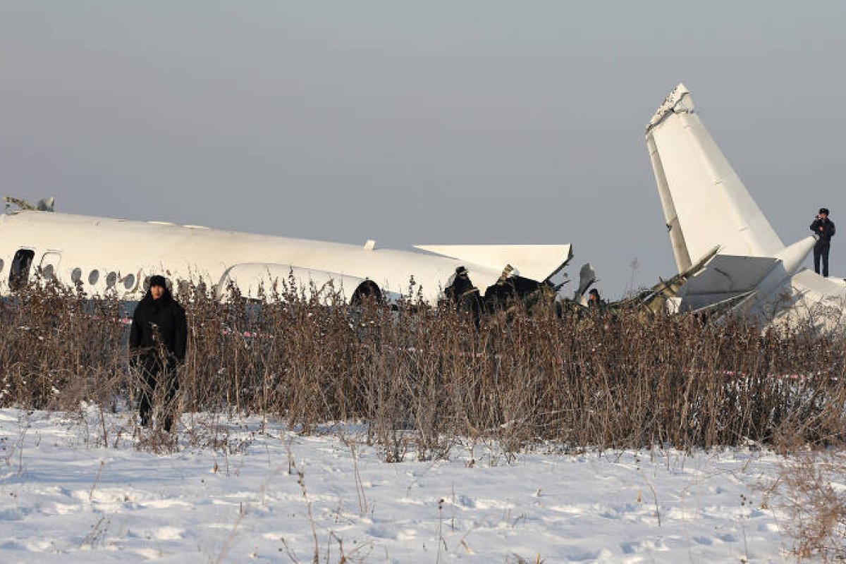 Queda de avião no Cazaquistão deixa 14 mortos