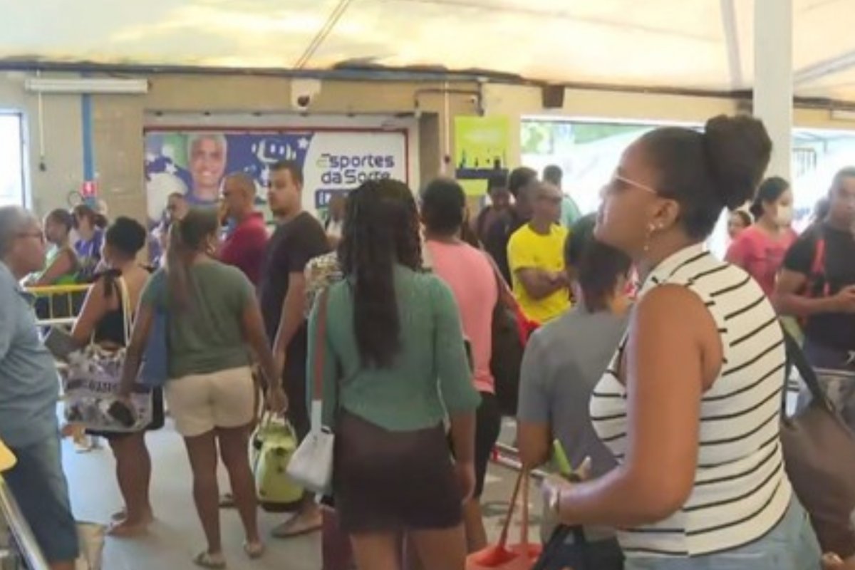 Ferry-boat tem movimento intenso no feriado de Nossa Senhora Aparecida