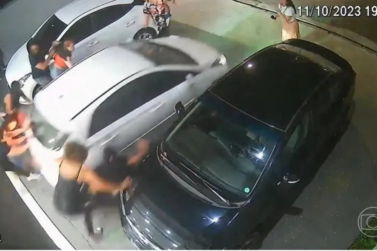 Mulher é presa após atropelar 4 pessoas em briga por vaga de estacionamento 