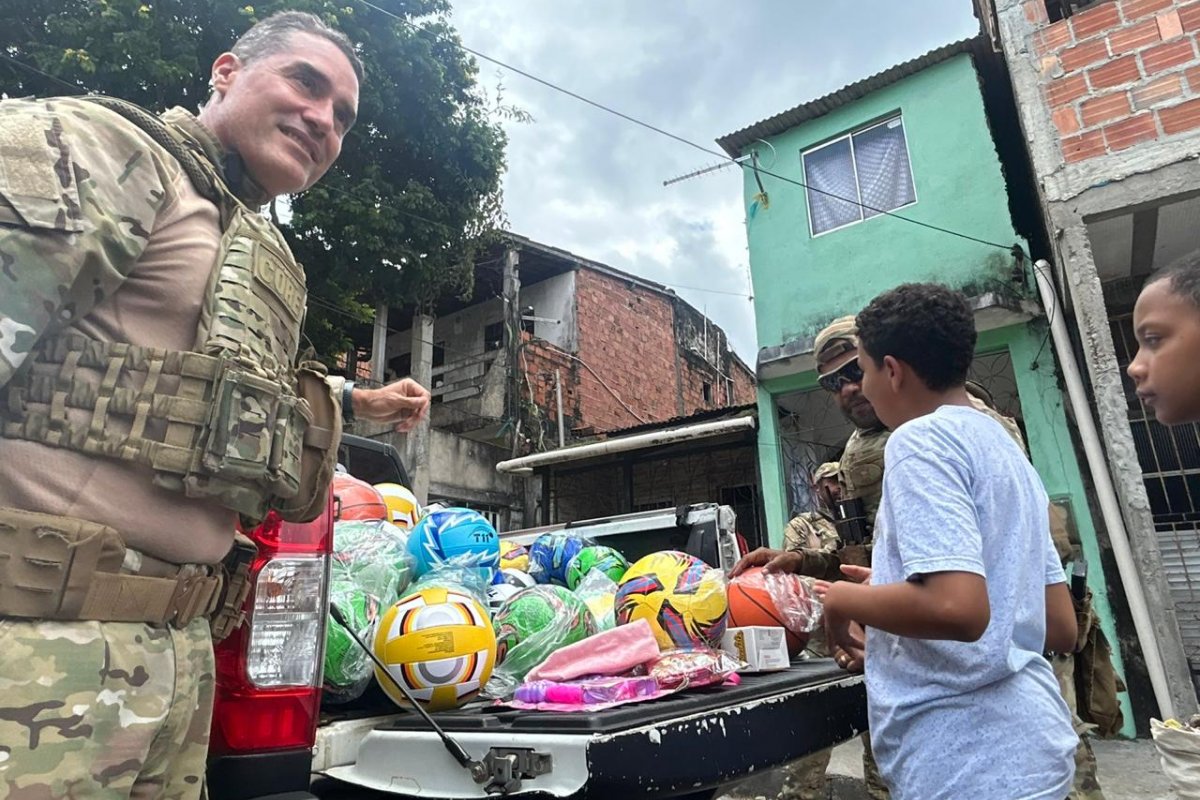 No Dia das Crianças, Policiais Civis distribuem centenas de brinquedos para crianças do Subúrbio Ferroviário de Salvador