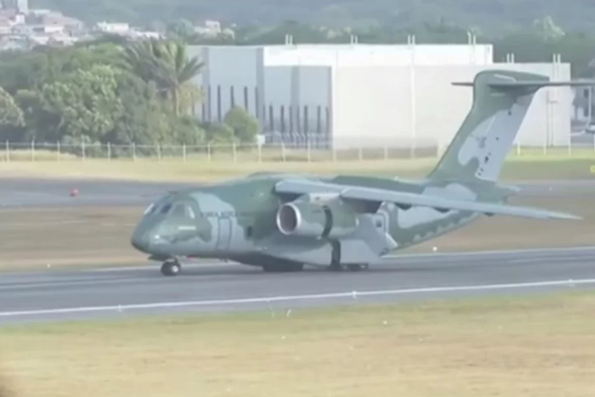 Avião da FAB traz brasileiros repatriados de Israel para Recife