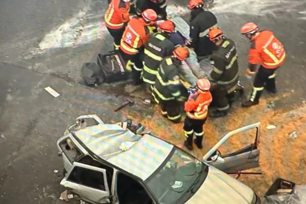 Acidente entre carros e caminhão deixa 8 feridos na Bandeirantes em SP