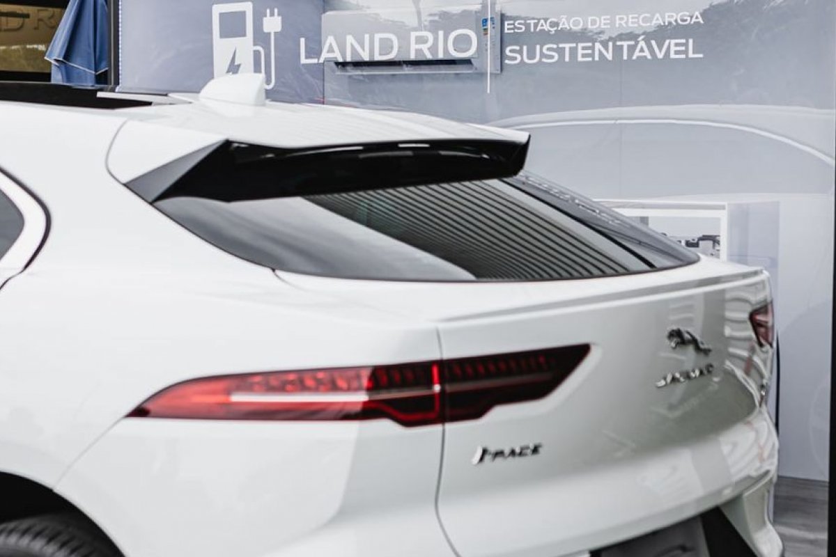 Ponto de carga usa baterias de carros elétricos usados e energia solar 