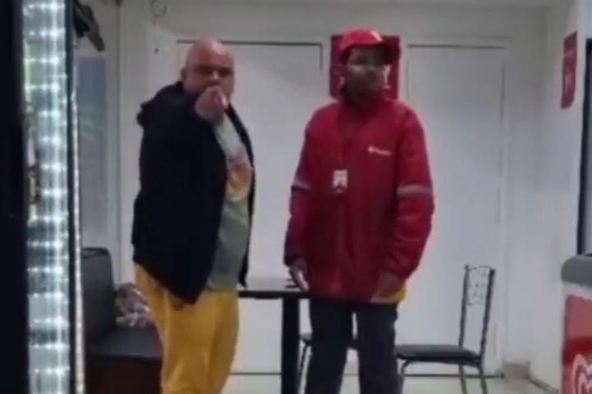 Vídeo: Homem é filmado xingando frentista de "macaco" e "nordestino dos inferno" em Curitiba
