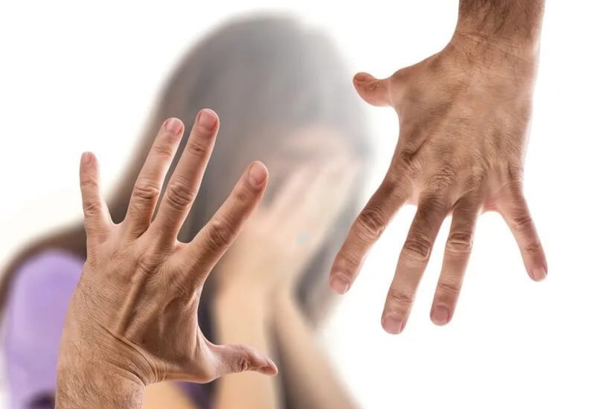 Homem agride companheira a cotoveladas por ciúmes 