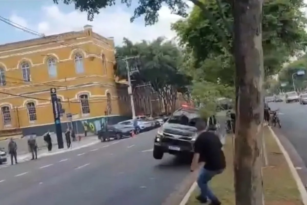 Vídeo: Viatura da Rota atropela casal durante celebrações de aniversário da tropa da PM