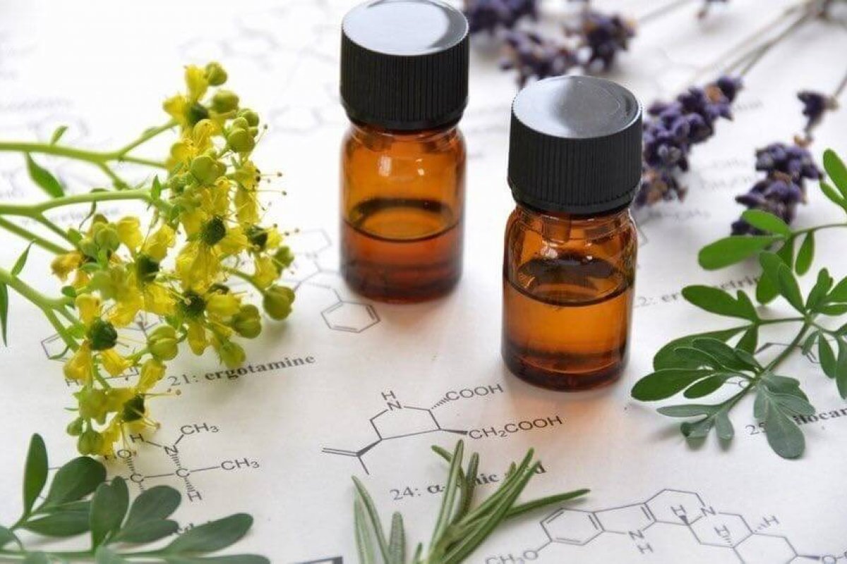Entenda as diferenças entre a perfumaria sintética e natural, além de sua conexão com a personalidade humana! 