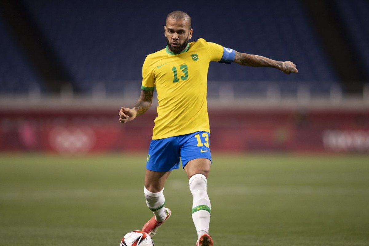 Advogados de Daniel Alves pagam R$ 800 mil e pode reduzir pena até pela metade; entenda