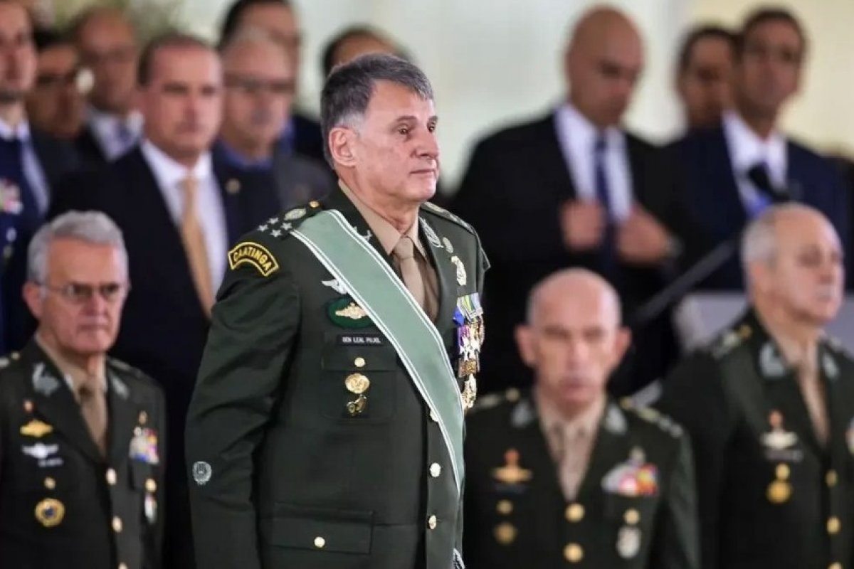 Proposta prevê alterar lei do impeachment de comandantes das Forças Armadas; Militares criticam