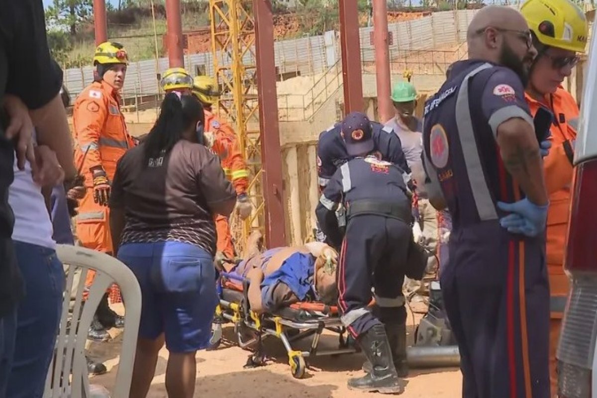 Quatro trabalhadores morrem soterrados em construção de supermercado em BH