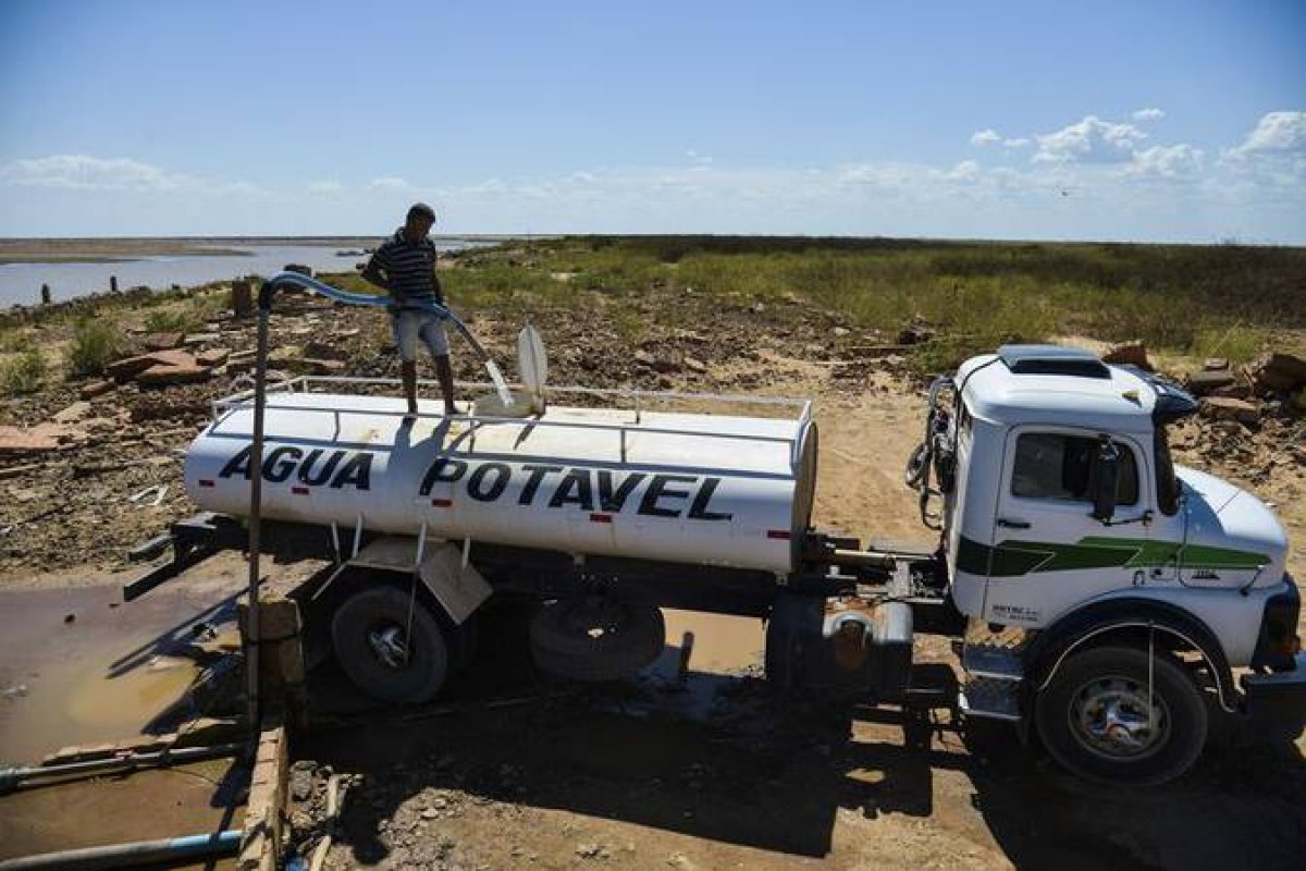 Operação Carro-Pipa no Ceará enfrenta dificuldades financeiras e pode deixar mais de 100 mil pessoas sem água