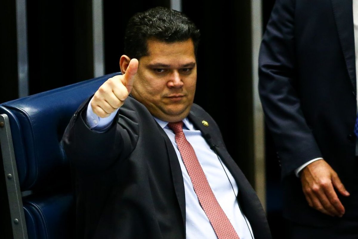 Alcolumbre marca sabatinas dos indicados de Lula ao STJ 