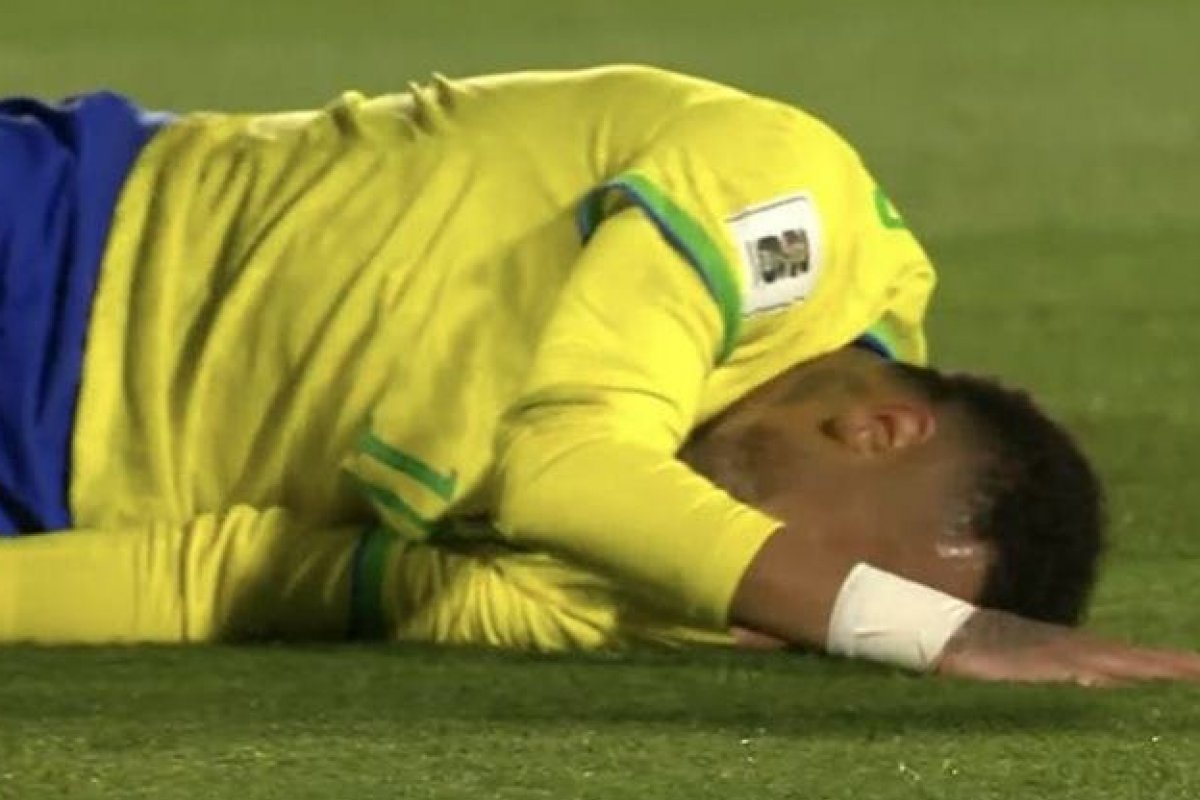 Neymar sofre lesão no joelho e passará por cirurgia