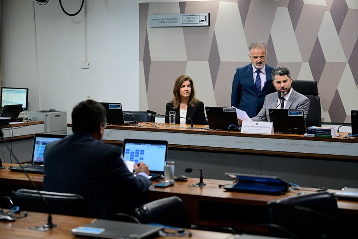 Senadores leem relatórios dos três indicados ao STJ