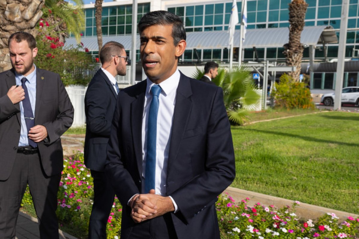 Premiê do Reino Unido vai a Israel e diz querer vitória contra Hamas