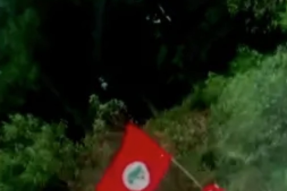 Vídeo: integrantes do MST rendem PMs em manifestação