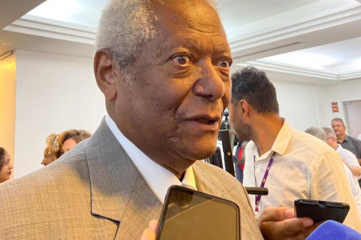 Edvaldo Brito não comenta críticas a secretária de Bruno e desabafa: ‘oposição não tem voz’